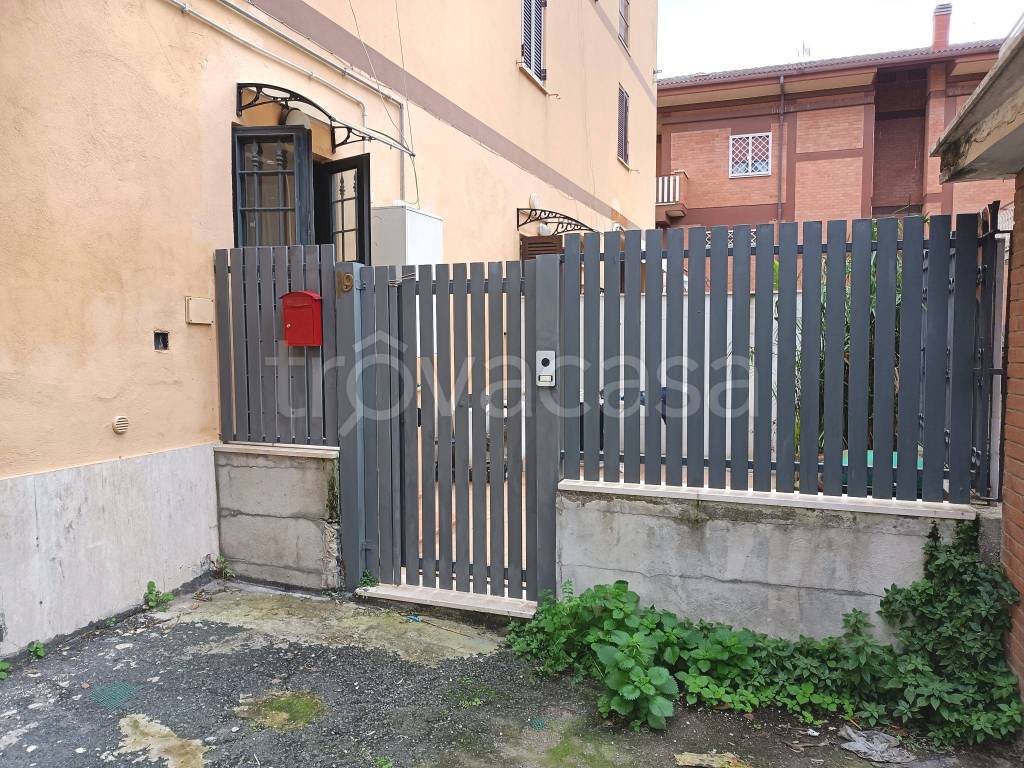 Appartamento in vendita a Roma via Sante di Cola
