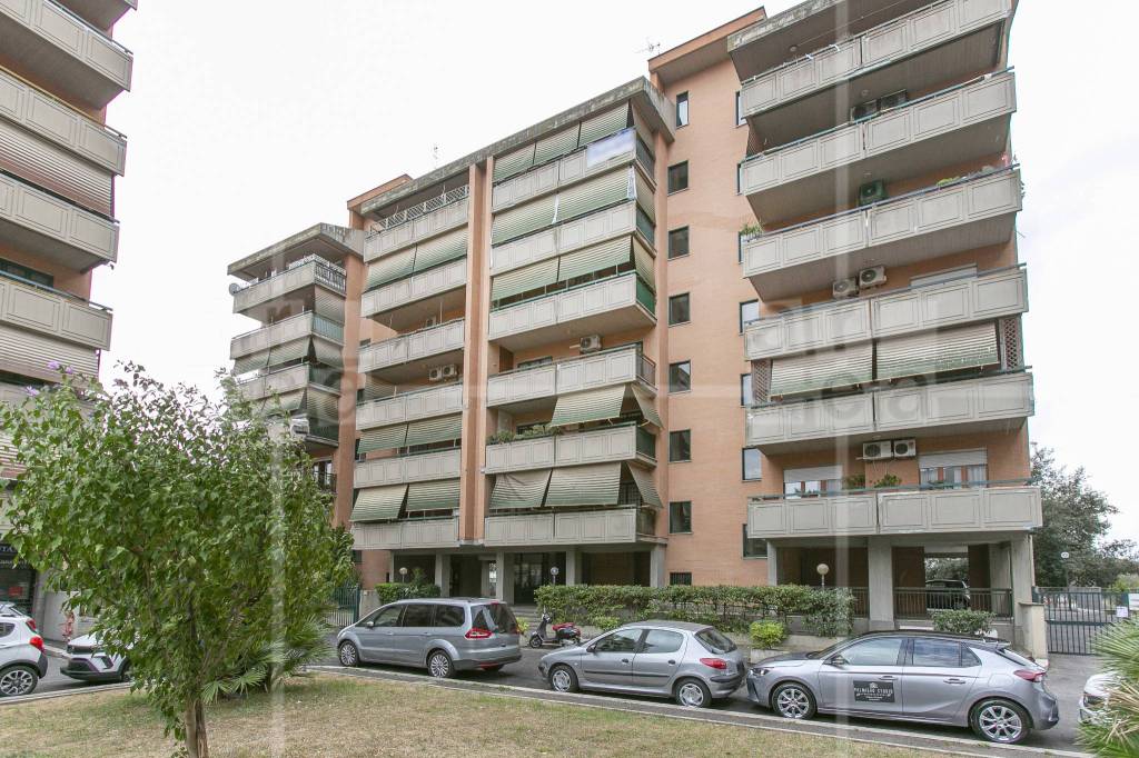 Appartamento in vendita a Roma via Silvio Sbricoli, 33