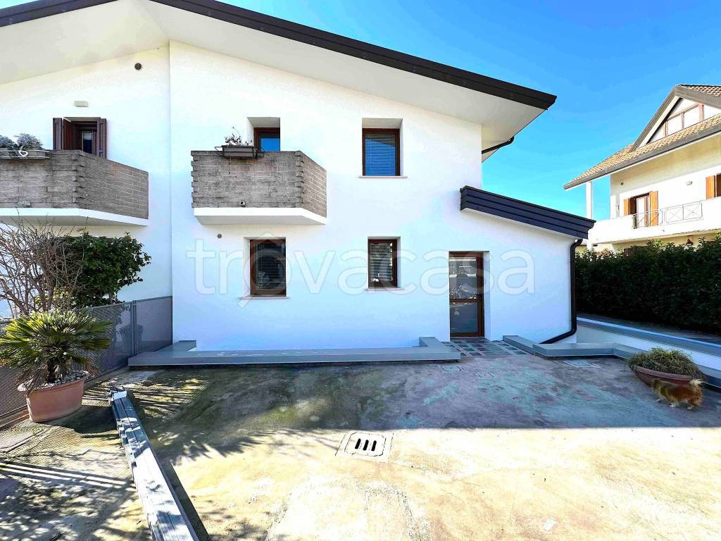 Villa Bifamiliare in vendita a Pozzuolo del Friuli via Caterina Percoto, 40