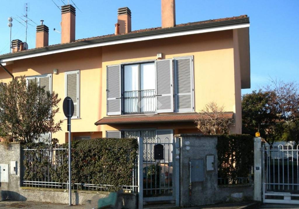 Villa a Schiera in vendita a Origgio via Giosue' Ceriani, 35