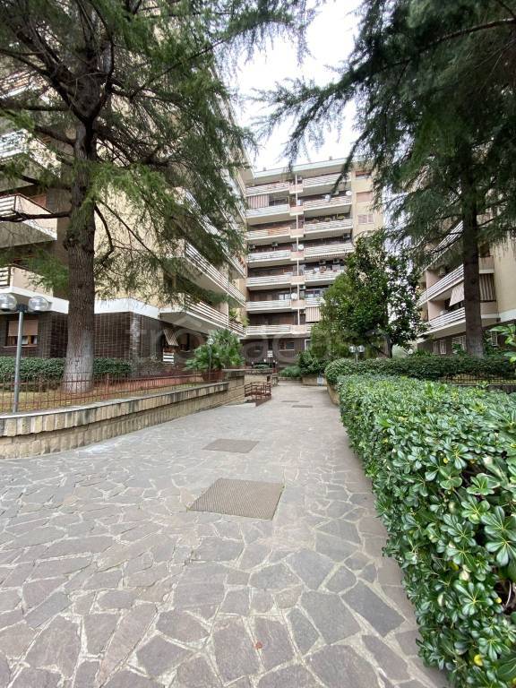 Appartamento in vendita a Roma via Simone Martini, 125