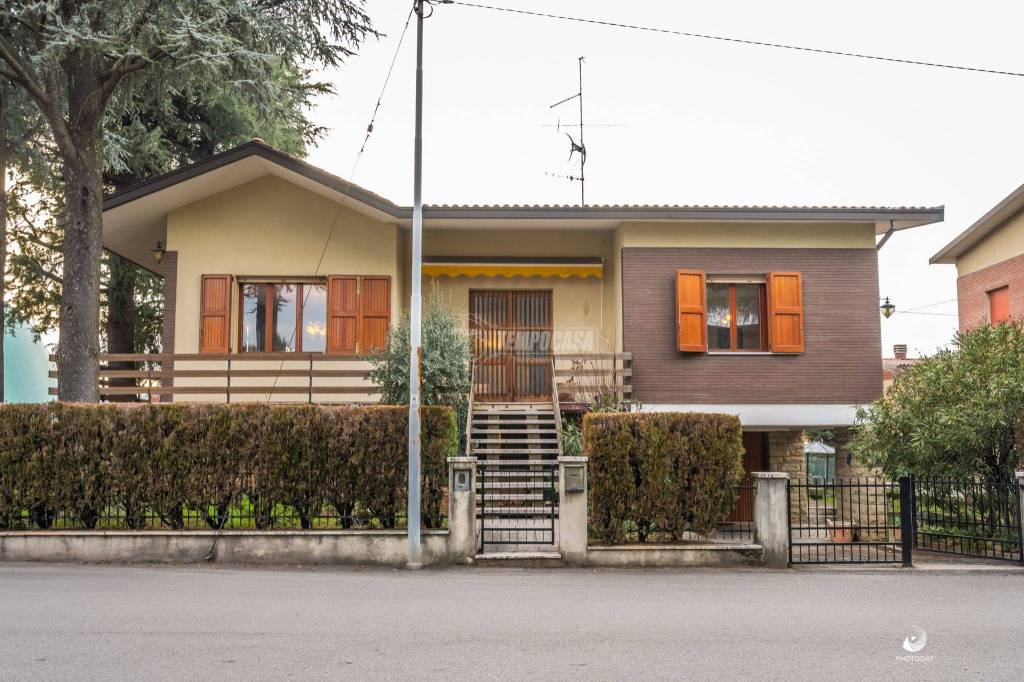 Villa in vendita a Vignola via Prampolini 111