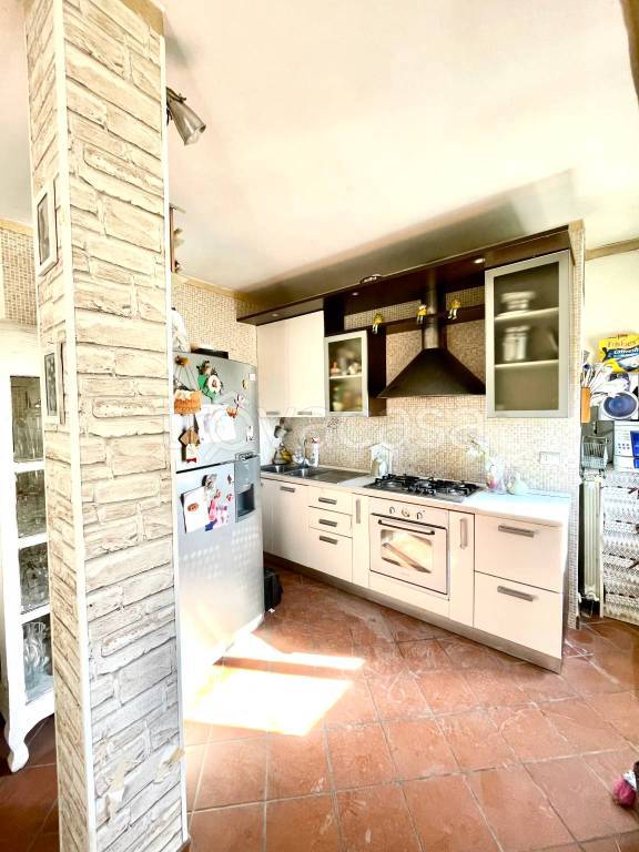 Appartamento in vendita a Pomezia via Rumenia, 334