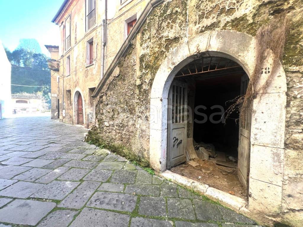 Magazzino in vendita a Isola del Liri via Cascata, 46