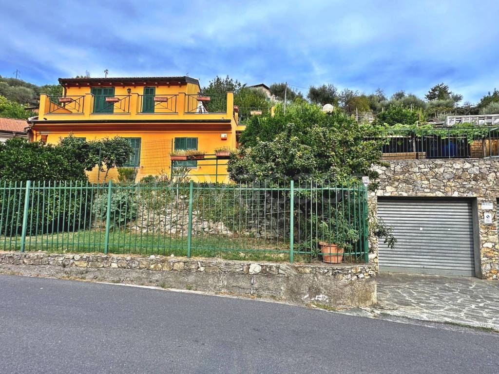 Villa in vendita a Finale Ligure via Giuseppe Cavassola, 30
