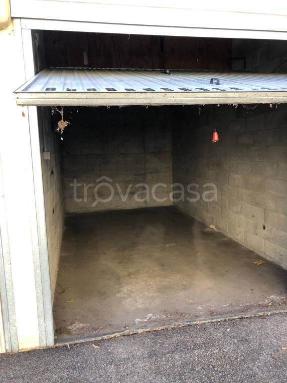 Garage in affitto a Casarile via Giuseppe Garibaldi, 12