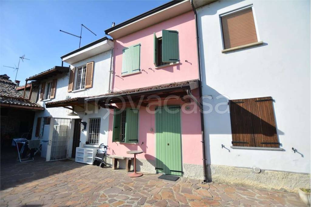 Casa Indipendente in vendita a Chignolo Po cascina Dossi, 10