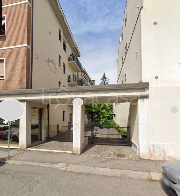 Garage in affitto a Verona via Goffredo Mameli, 75