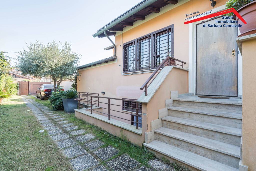 Villa Bifamiliare in vendita a Roma via Canazei