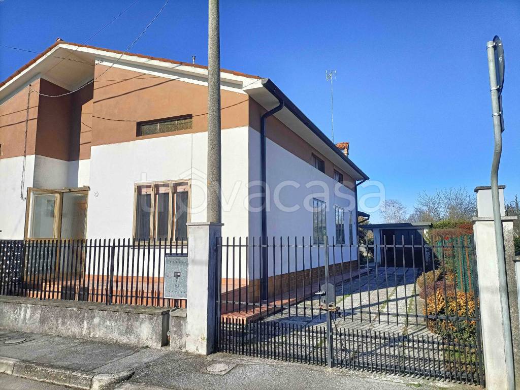 Villa Bifamiliare in vendita a Romans d'Isonzo via Caterina Percoto