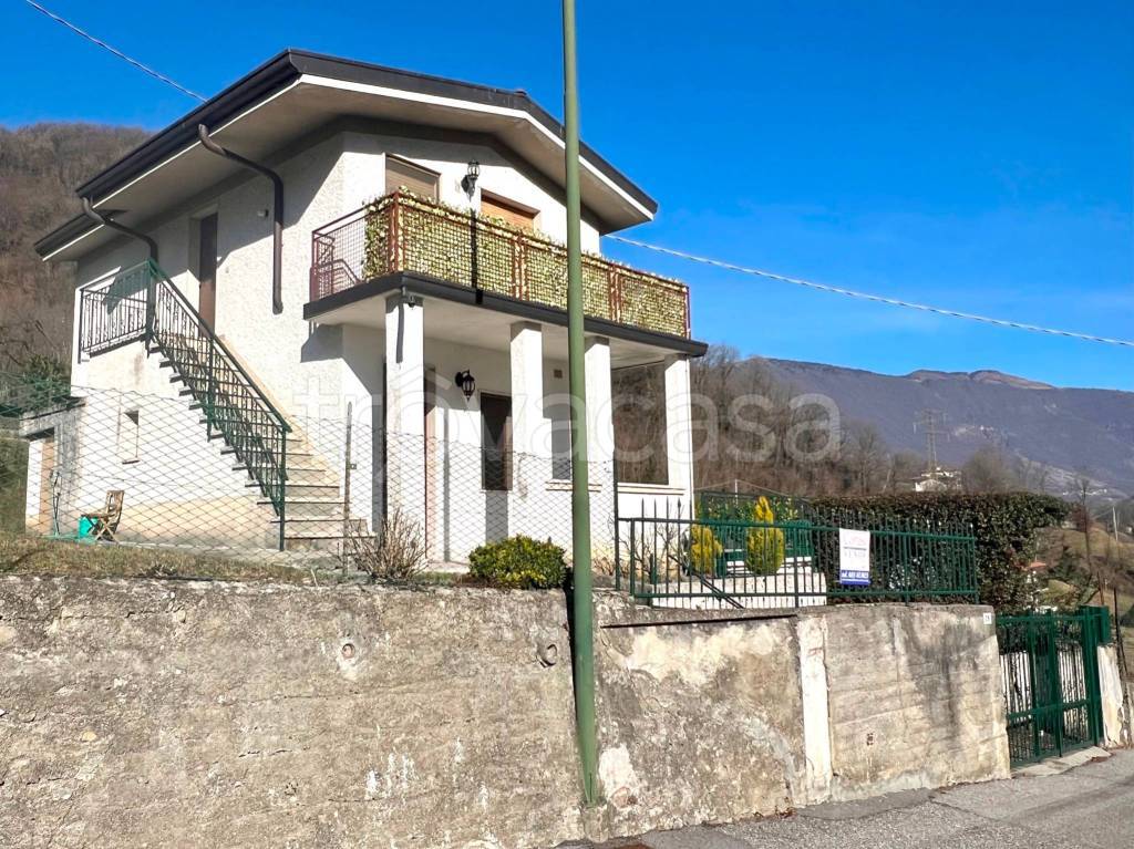 Villa in vendita a Spinone al Lago via Generale Armando Diaz