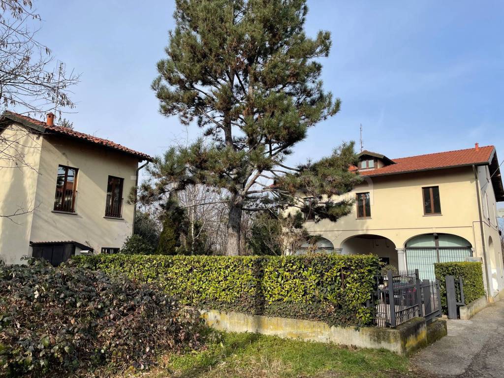 Villa Bifamiliare in vendita a Cardano al Campo via del Moncone