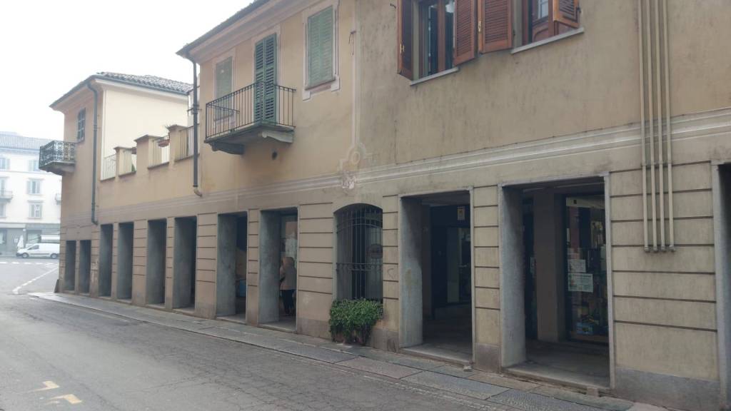 Negozio in affitto a Chieri via Vittorio Emanuele ii, 24
