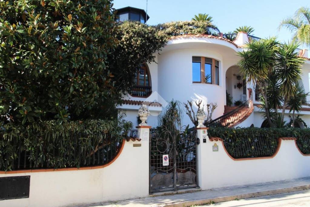 Villa in vendita a Roseto degli Abruzzi via e. De Amicis, 122