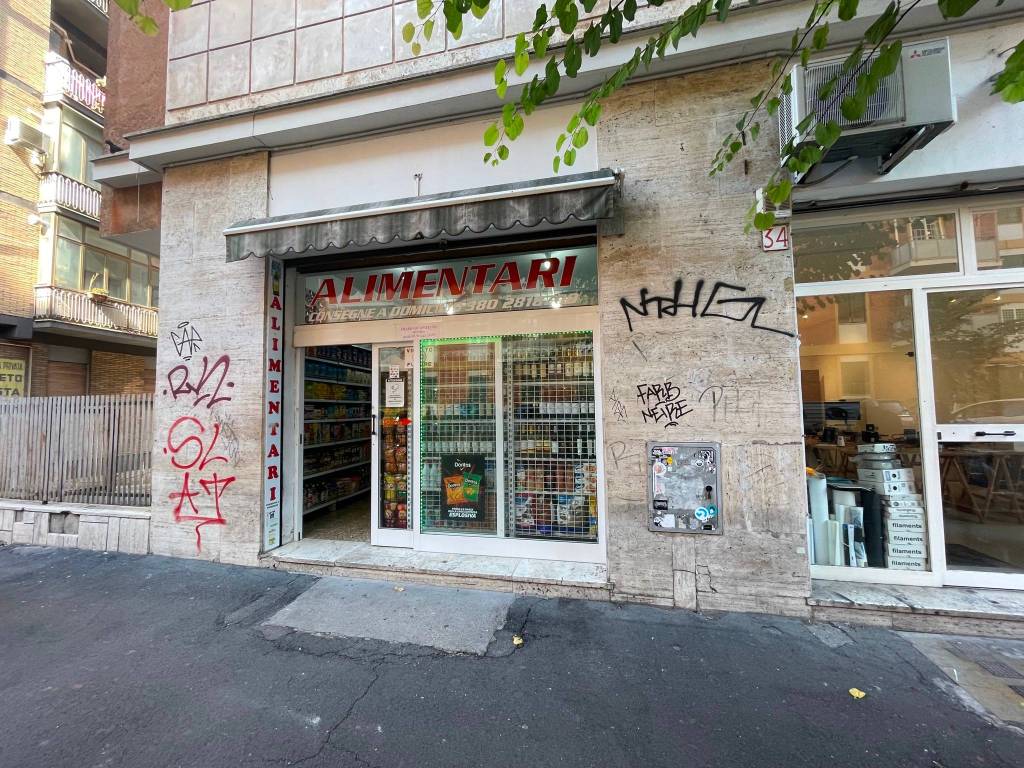 Negozio in vendita a Roma via Ignazio Persico, 36