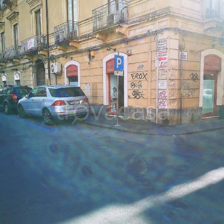Negozio in affitto a Catania via Conte Ruggero, 41