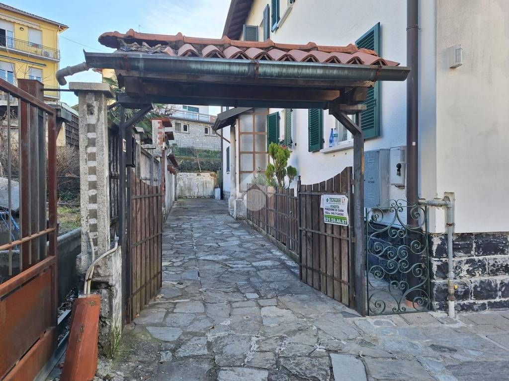 Casa Indipendente in vendita a Como via sant'arialdo da cucciago, 20