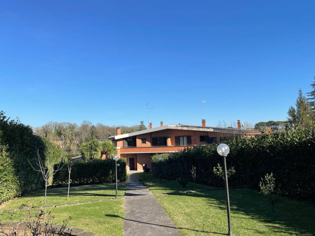 Villa Bifamiliare in vendita a Roma largo dell'Olgiata, 15