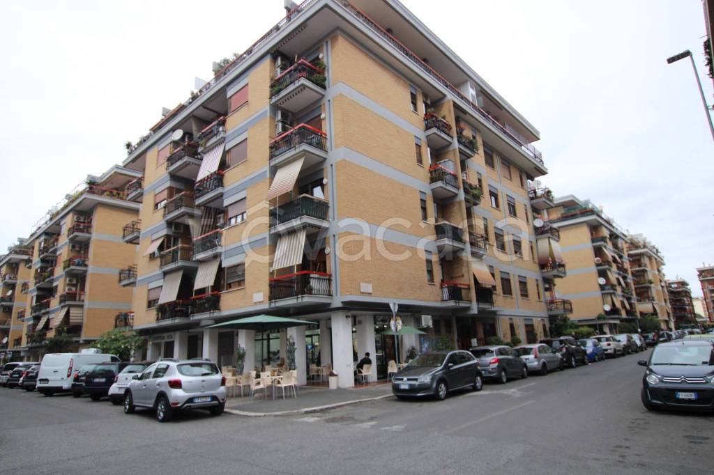 Appartamento in vendita a Roma via Raffaele De Cosa, 61