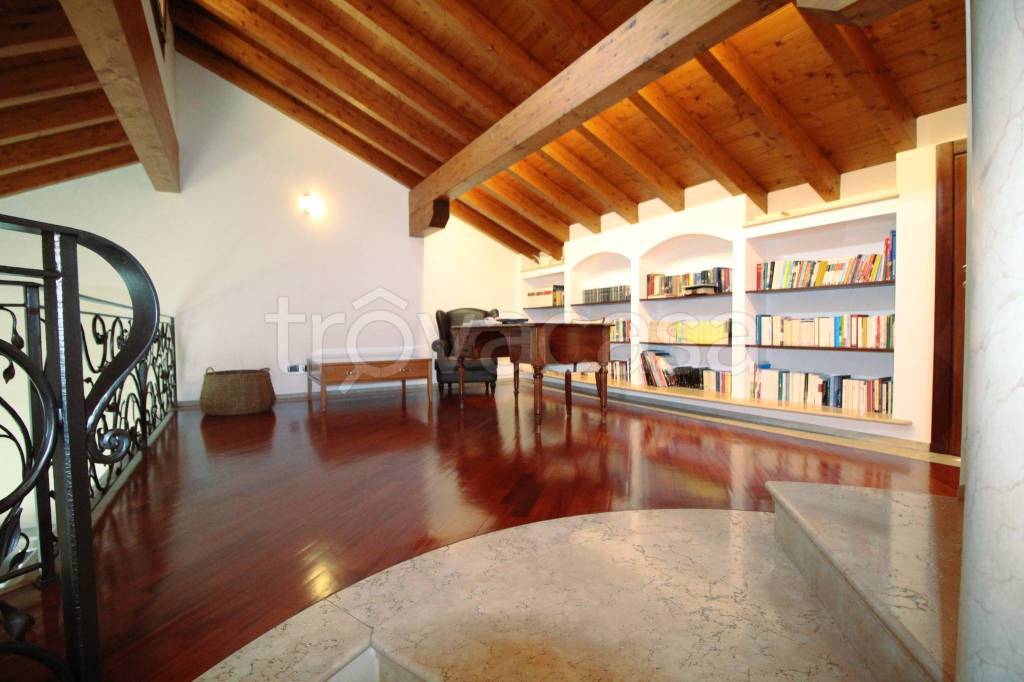 Villa Bifamiliare in vendita a Calcinate via Alessandro Manzoni