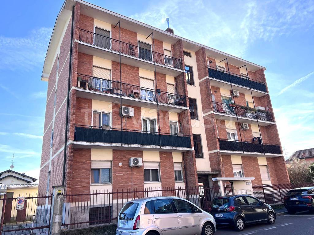 Appartamento in vendita a Garbagnate Milanese via Eugenio Villoresi, 35