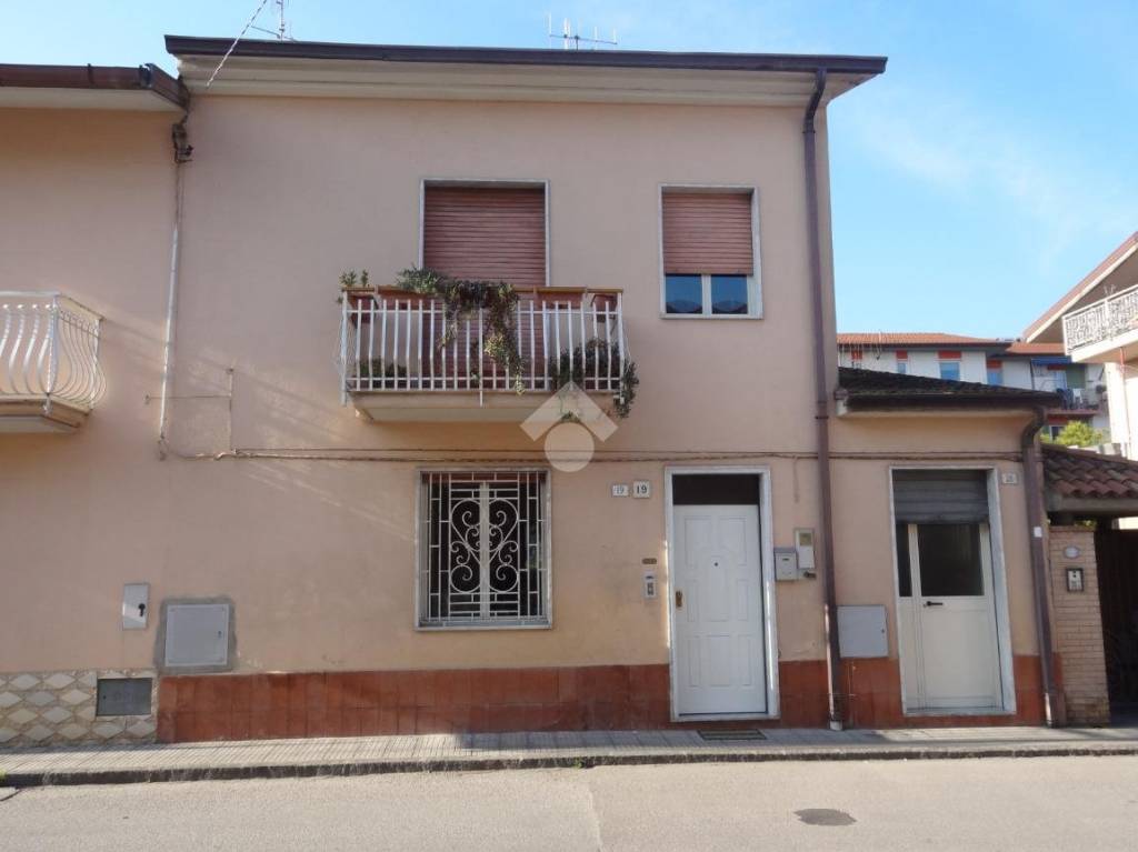 Casa Indipendente in vendita a San Giorgio del Sannio via Bosco Lucarelli, 19