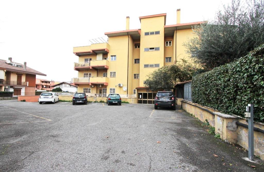 Appartamento in vendita a Roma via delle Vigne di Morena, 34