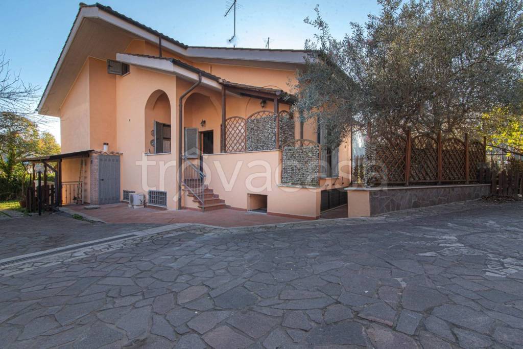 Villa Bifamiliare in vendita a Fiumicino via Seneghe