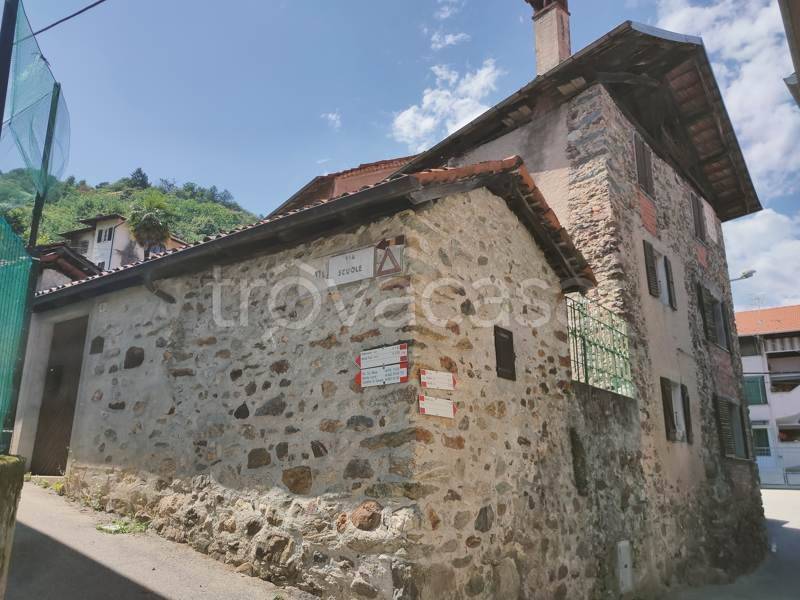 Casa Indipendente in vendita a Borgosesia via Scuole
