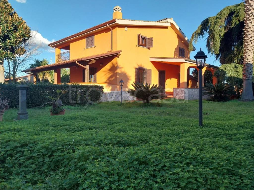 Villa in vendita ad Aprilia via delle Gardenie, 7X