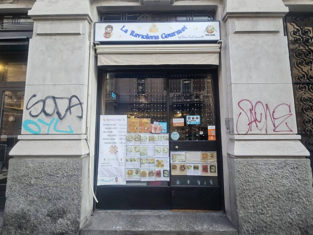 Negozio in vendita a Milano via Piero della Francesca, 42