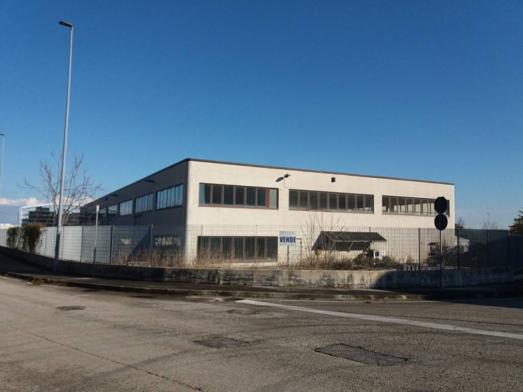 Capannone Industriale in vendita a Monsano via Emilia Romagna