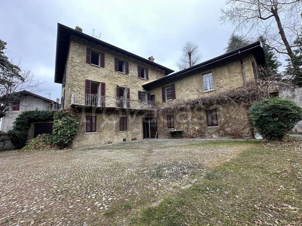 Villa Bifamiliare in affitto a Colle Brianza via Vigneti, 1