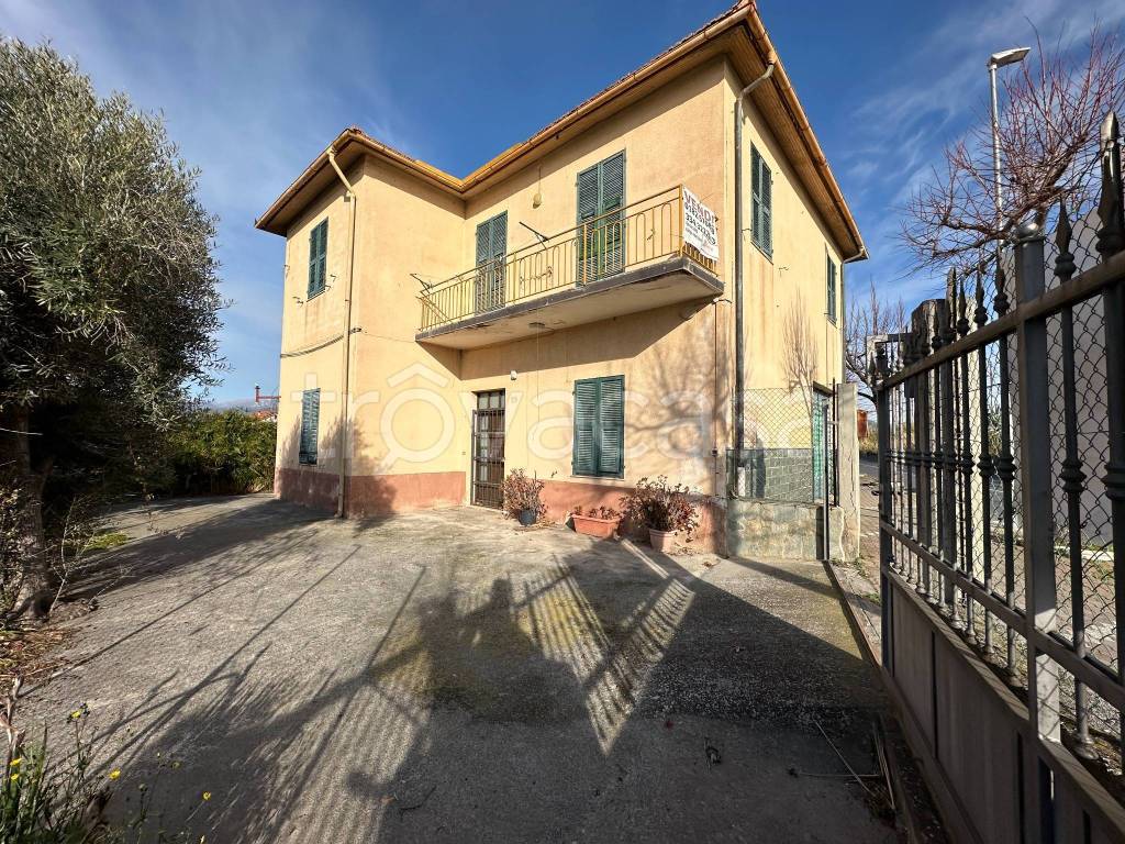 Villa in vendita ad Albenga via Ernesto Che Guevara
