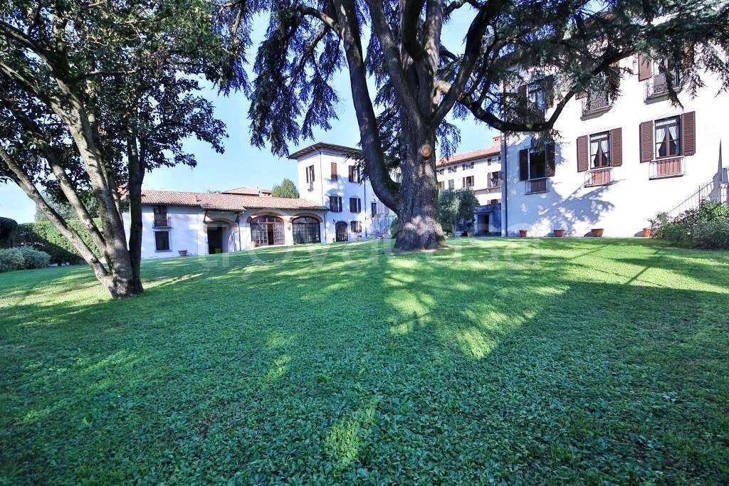 Villa in vendita a Daverio via Fiume
