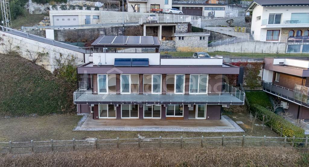 Villa in vendita a Riva di Solto via Martiri della Libertà, 44