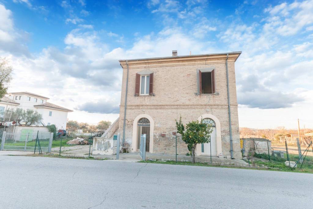 Casa Indipendente in vendita a Roseto degli Abruzzi via c. Romualdi, 44