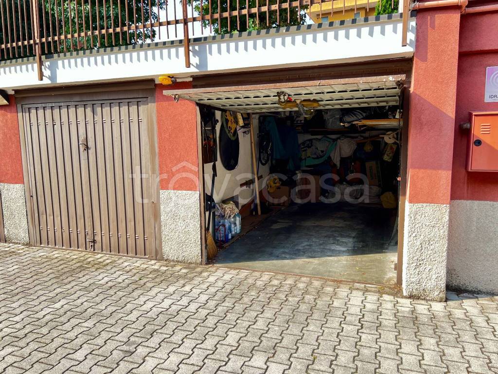 Garage in vendita a Peschiera Borromeo via Giacomo Brodolini, 1