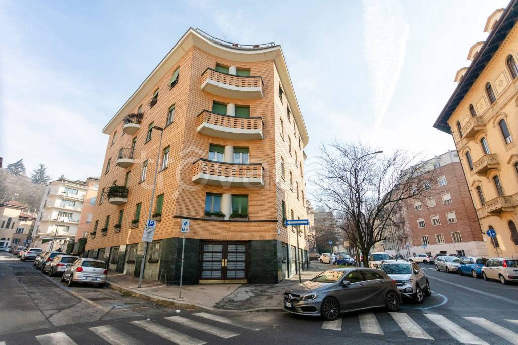 Appartamento in vendita a Torino via Casteggio, 8