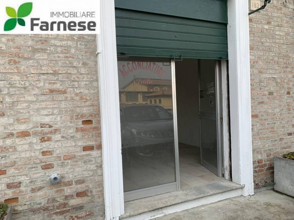 Negozio in vendita a Piacenza strada farnesiana, 193