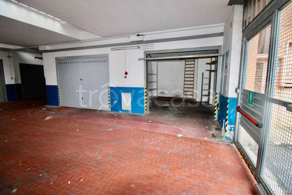Garage in vendita a Genova via Posalunga