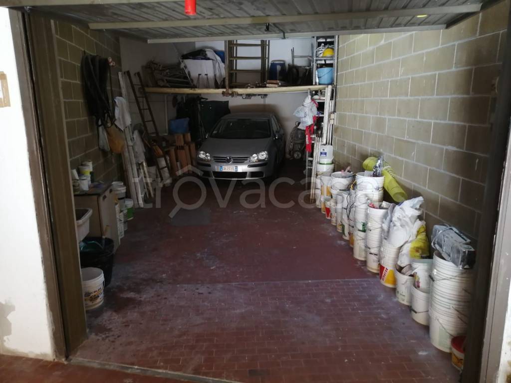 Garage in vendita a Genova via del Commercio