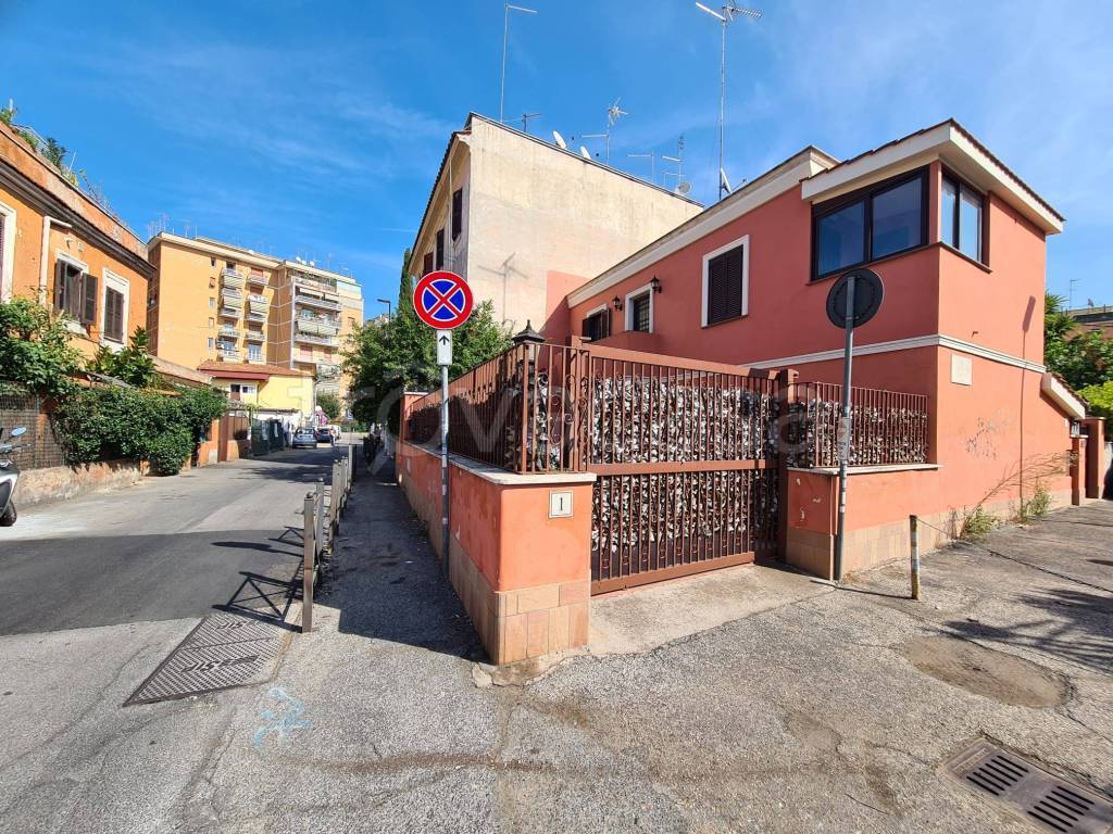 Appartamento in vendita a Roma via Posidonio