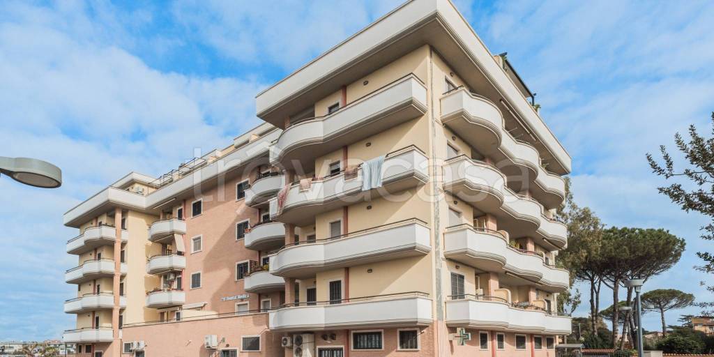 Appartamento in vendita a Roma via Barzanò