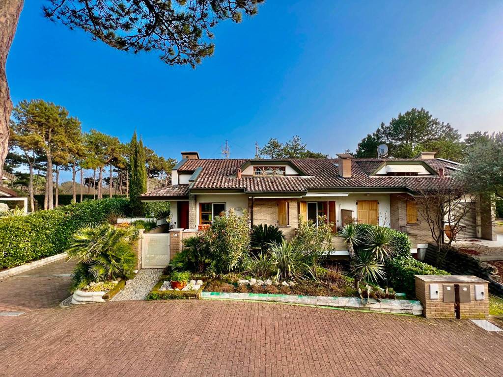 Villa Bifamiliare in vendita a Lignano Sabbiadoro viale Tagliamento