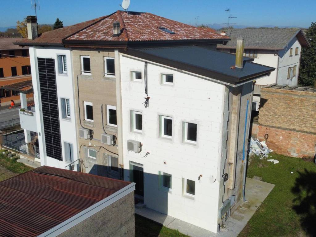 Villa Bifamiliare in vendita a Ronchis corso Italia, 49
