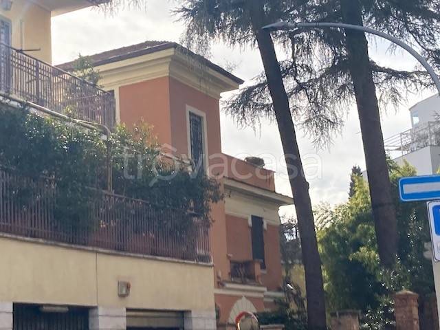 Casa Indipendente in vendita a Roma via dei Giovi