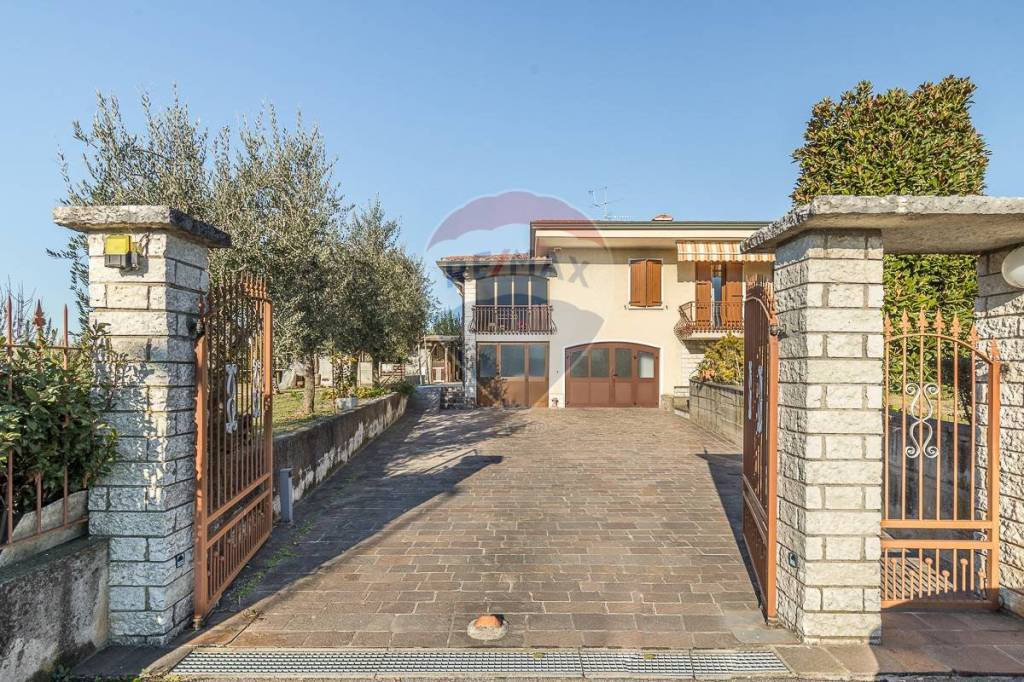 Villa in vendita a Desenzano del Garda via Morone, 2