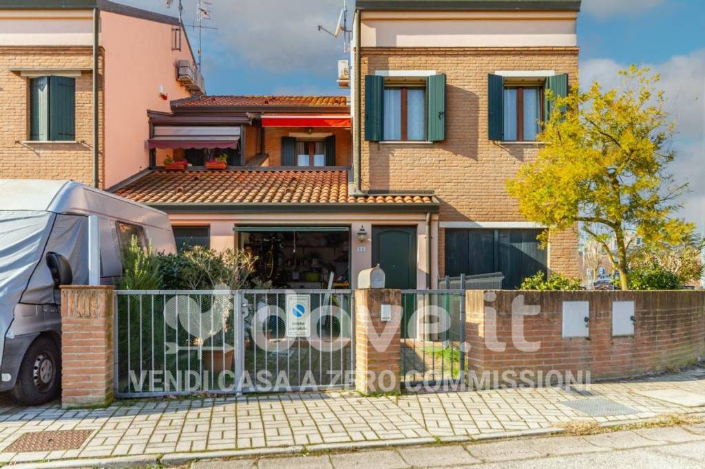 Villa a Schiera in vendita a Ferrara via Miles Davis, 11