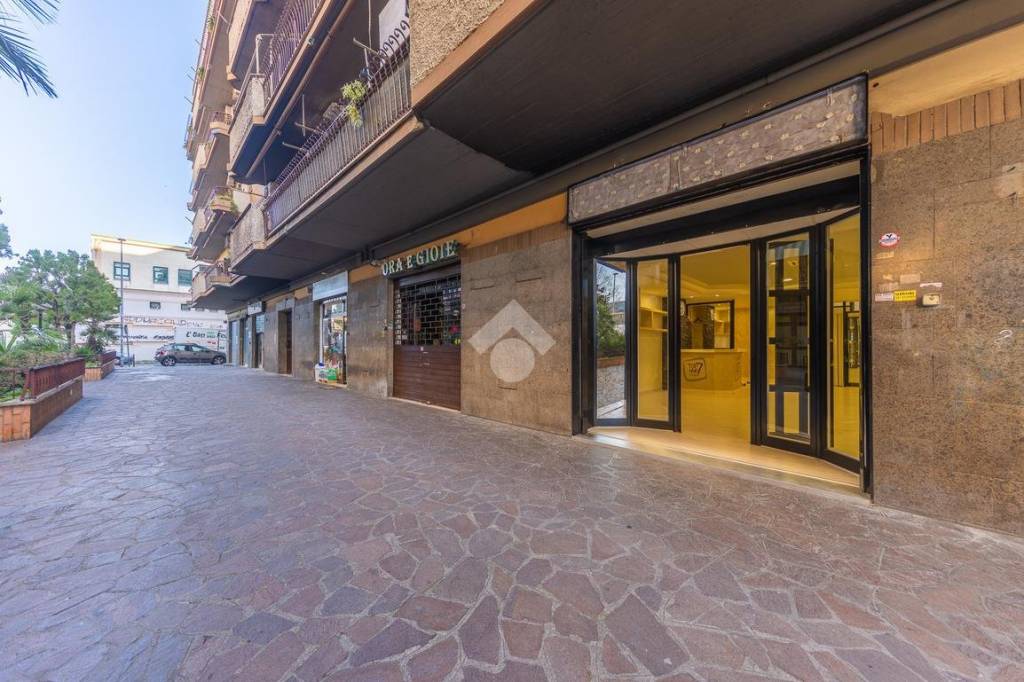 Negozio in vendita a Guidonia Montecelio via Giacomo Leopardi, 46